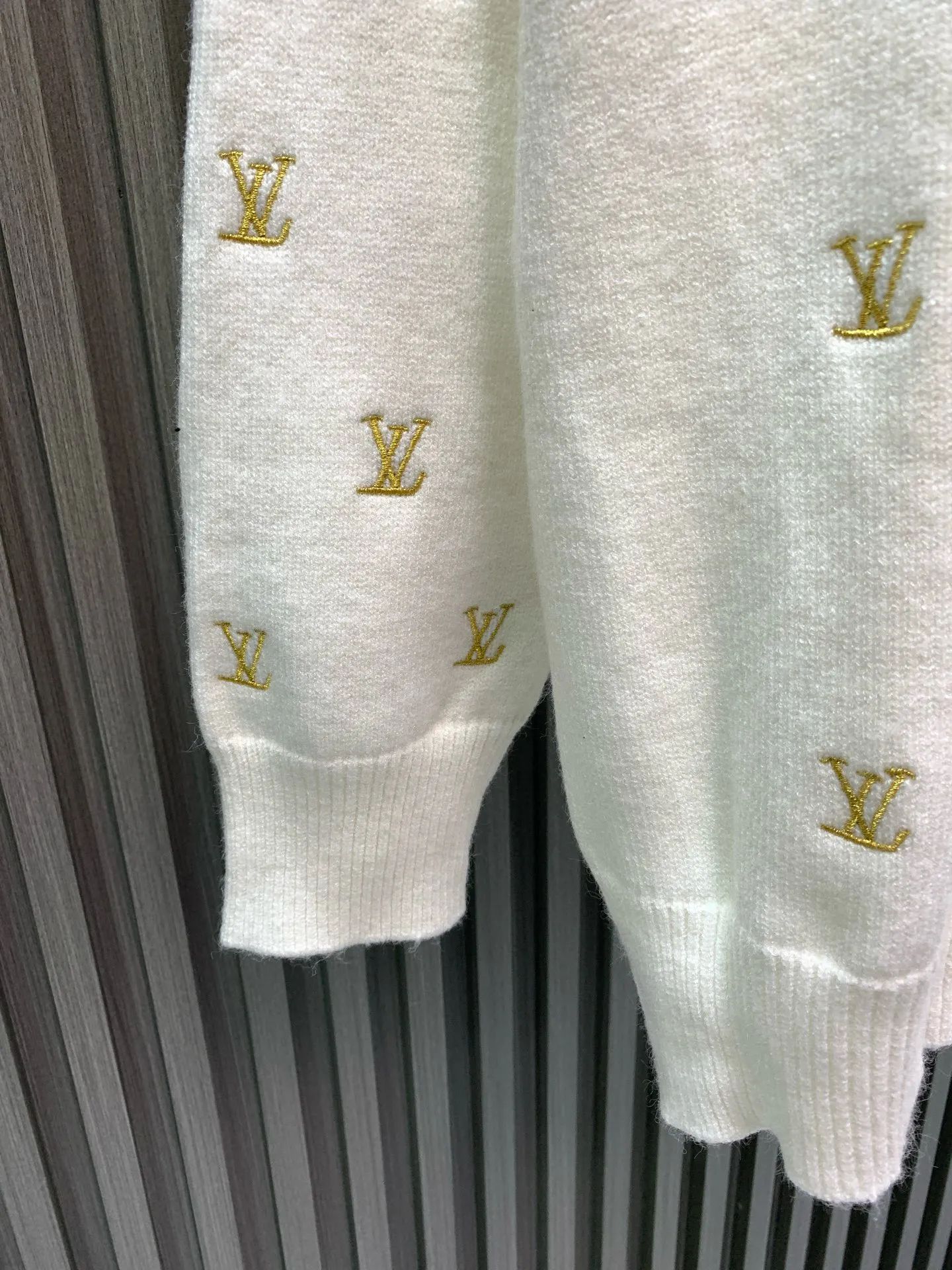 🅿️370 🀄️ Louis Vuitton Louis Vuitton 1*v full logo small embroidered round neck sweater. Originally purchased after 15,000. Fei Dong co-branded series. Fixed color and dyed sheep wool material. 7S special custom-woven and dyed yarn. Hanging wool tissue woven piece. Made of sheep wool material knitted piece. The texture of the fabric is clear and rich. The whole piece is made with full embroidery technology. There are about 168 small embroideries. The embroidery uses fixed-dyed matte embroidery thread on the board and the stitch embroidery process. The pattern is embroidered with thousands of Tajima machine needles. The fine stitching method is dense and ultra-high density without revealing white. The pattern is clear and the lines and three-dimensional sense are strong to enrich the overall picture space. Special cotton wool material is washed and treated. The elastic fiber of sheep wool gives the fabric a high degree of resilience, allowing the clothes to maintain a lasting freshness and durability. Due to its fiber structure and special scale structure, sheep wool also has excellent warmth retention properties and anti-wrinkle properties. Keeps you warm and looks stylish